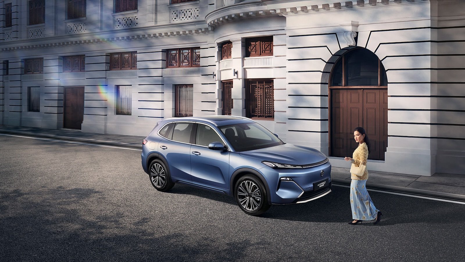 e.MAS 7 PHEV parked in front of a heritage building in Penang